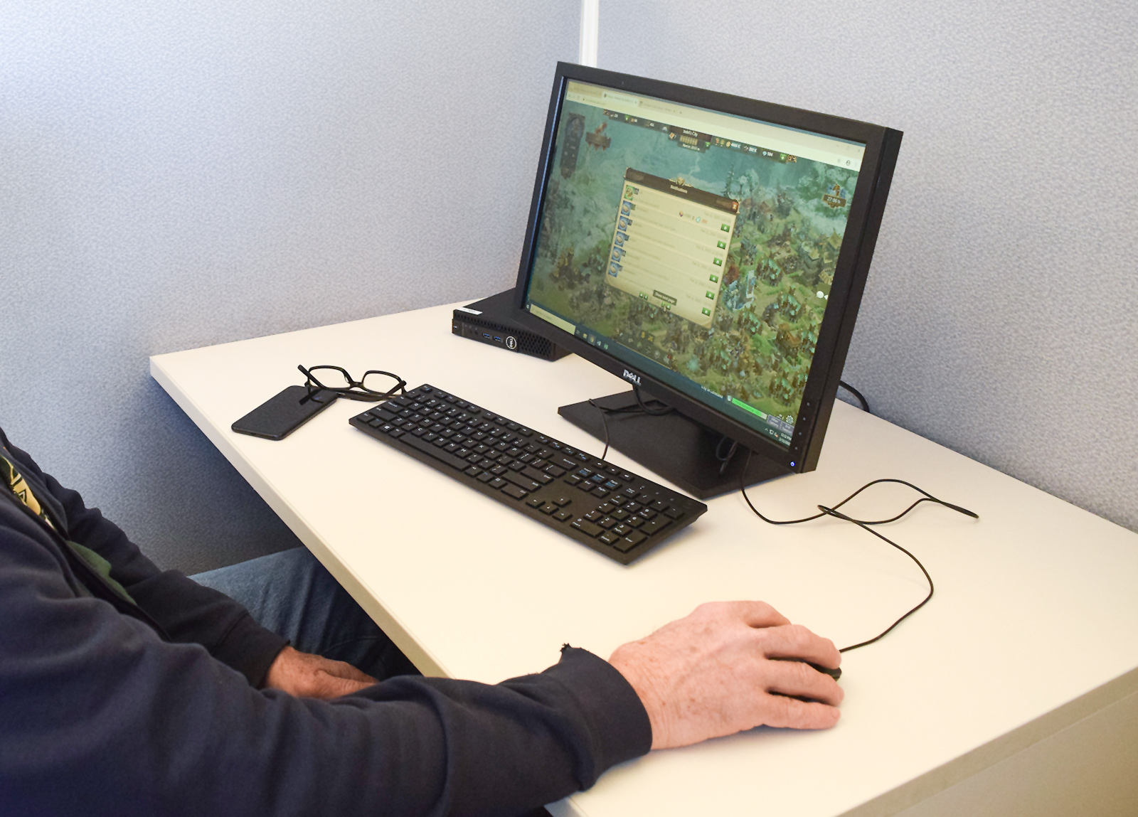 man holding computer mouse for game